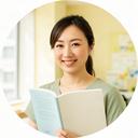 静岡市の学習室で英語教材を持つ英語講師
